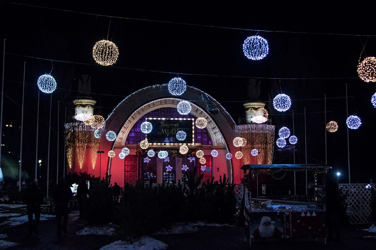 На новогодние и рождественские праздники на ВДНХ по традиции открылся парк развлечений «Зимова країна» На новогодние и рождественские праздники на ВДНХ по традиции открылся парк развлечений «Зимова країна»