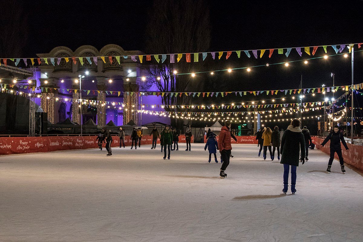 В парке организовали более 20 крутых праздничных локаций. Среди них - ледовый каток В парке организовали более 20 крутых праздничных локаций. Среди них - ледовый каток