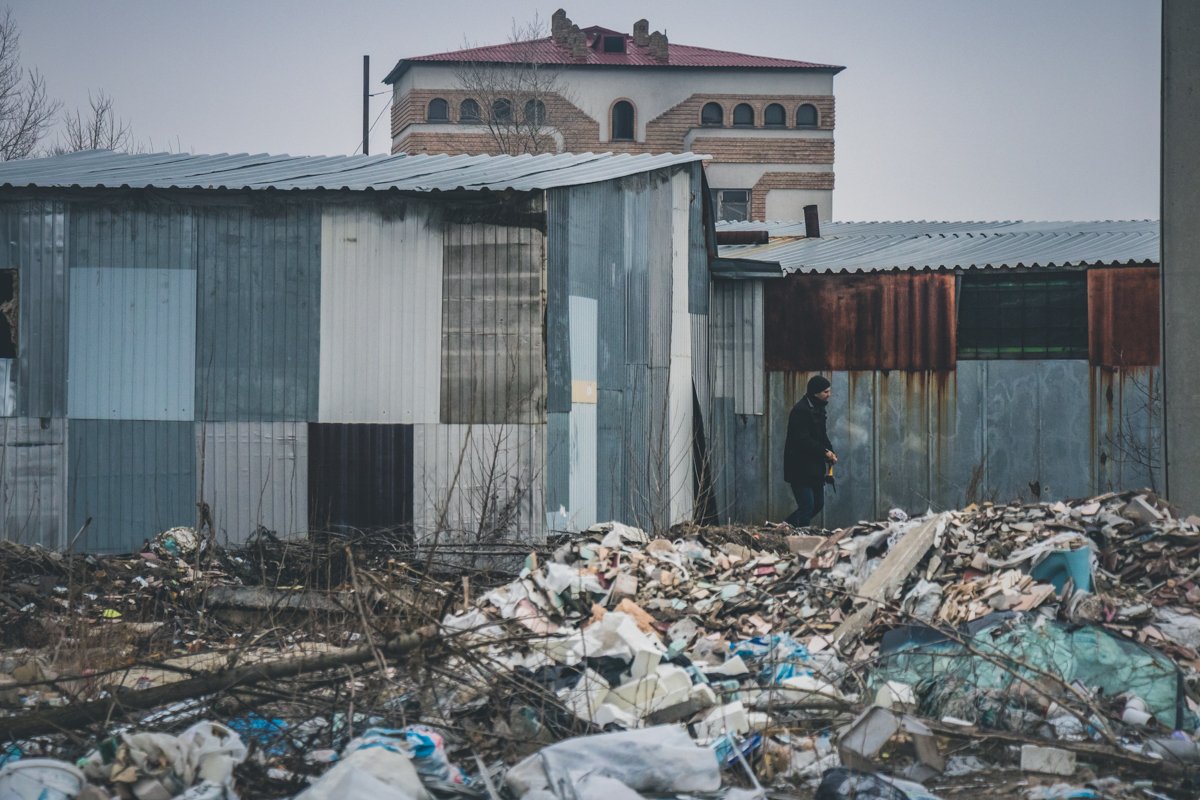На заброшенной СТО шелестит ветер 