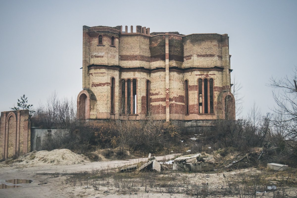 В этих окнах, кажется, никогда не зажгут свет