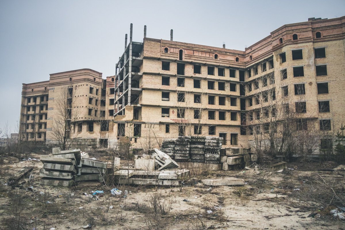 Скелеты недостроенного ожогового центра на Троещине замерли в ожидании