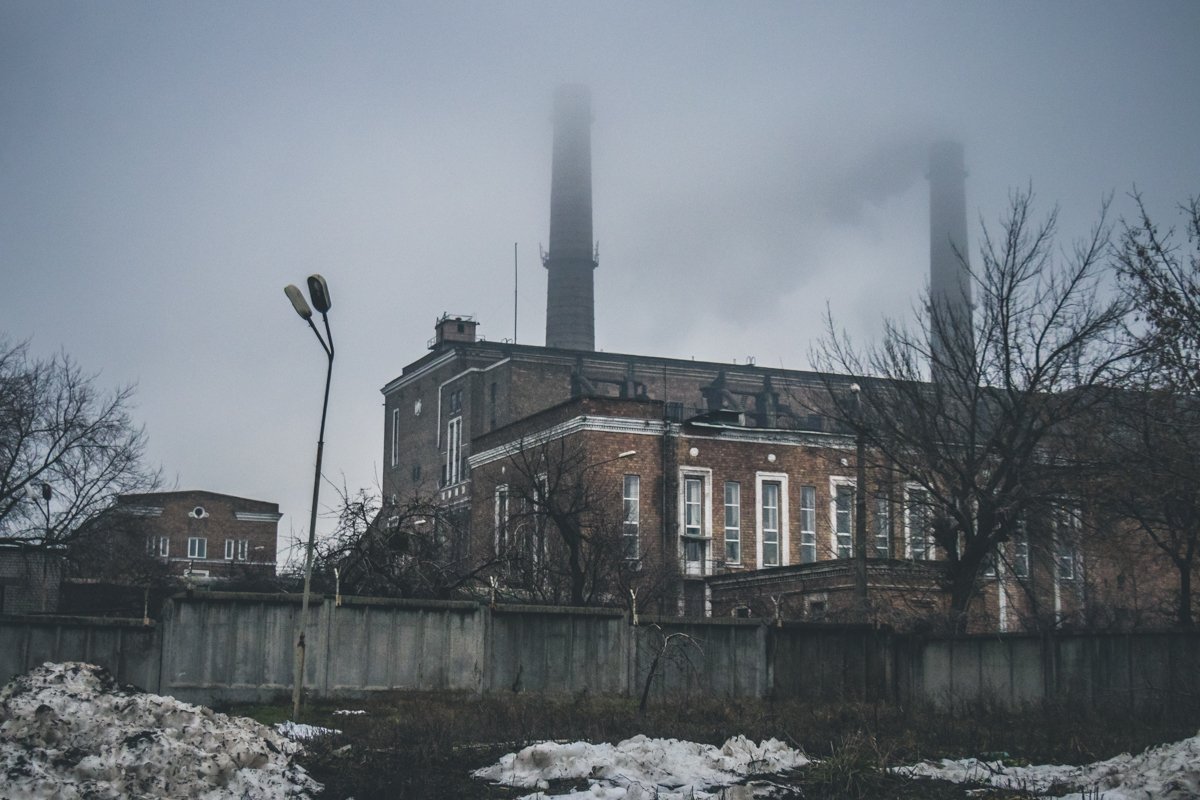 Дым и туман поглощают время около ТЭЦ