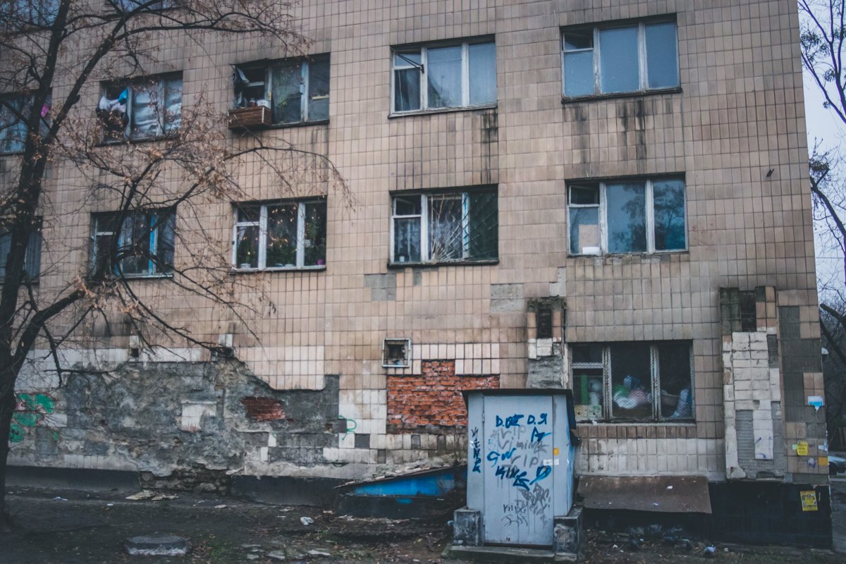 В этих окнах размеренно течет жизнь