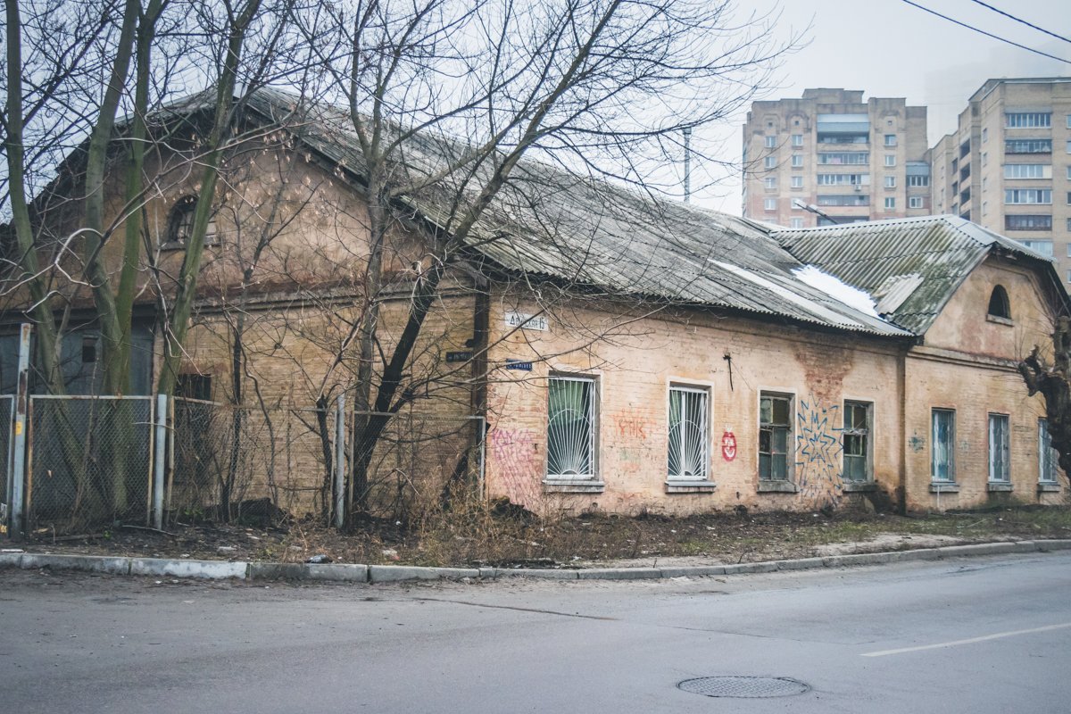 Одинокий старый дом на Дарнице