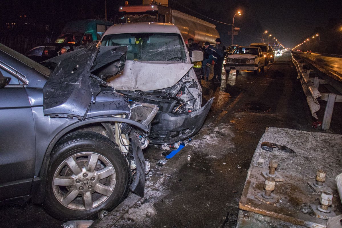 Машины столкнулись одна за другой, так как стояли на красный свет светофора Машины столкнулись одна за другой, так как стояли на красный свет светофора