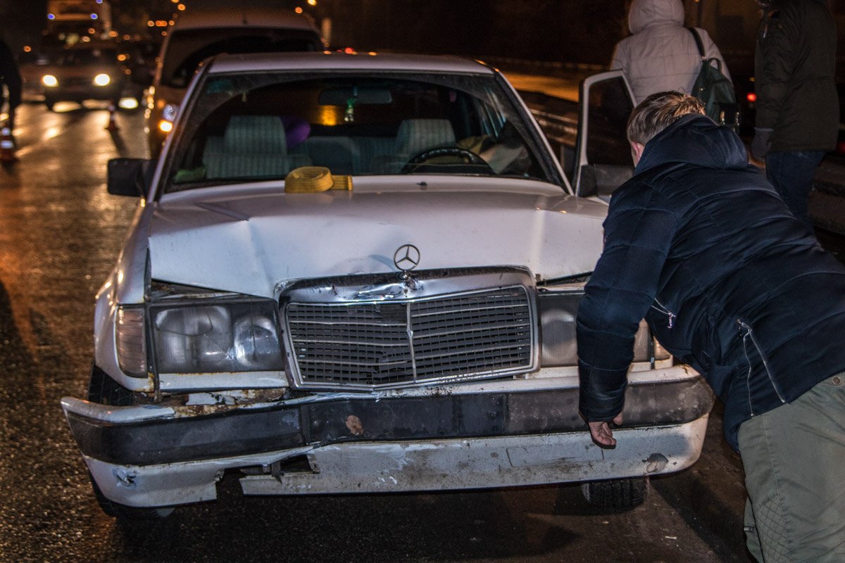 У остальных машин слегка повреждены передние и задние капоты У остальных машин слегка повреждены передние и задние капоты