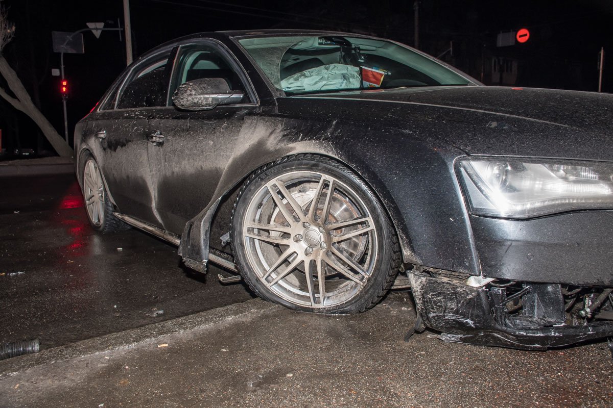 Пьяный водитель не справился с управлением и въехал в клумбу. Затем его занесло на пешеходный переход Пьяный водитель не справился с управлением и въехал в клумбу. Затем его занесло на пешеходный переход