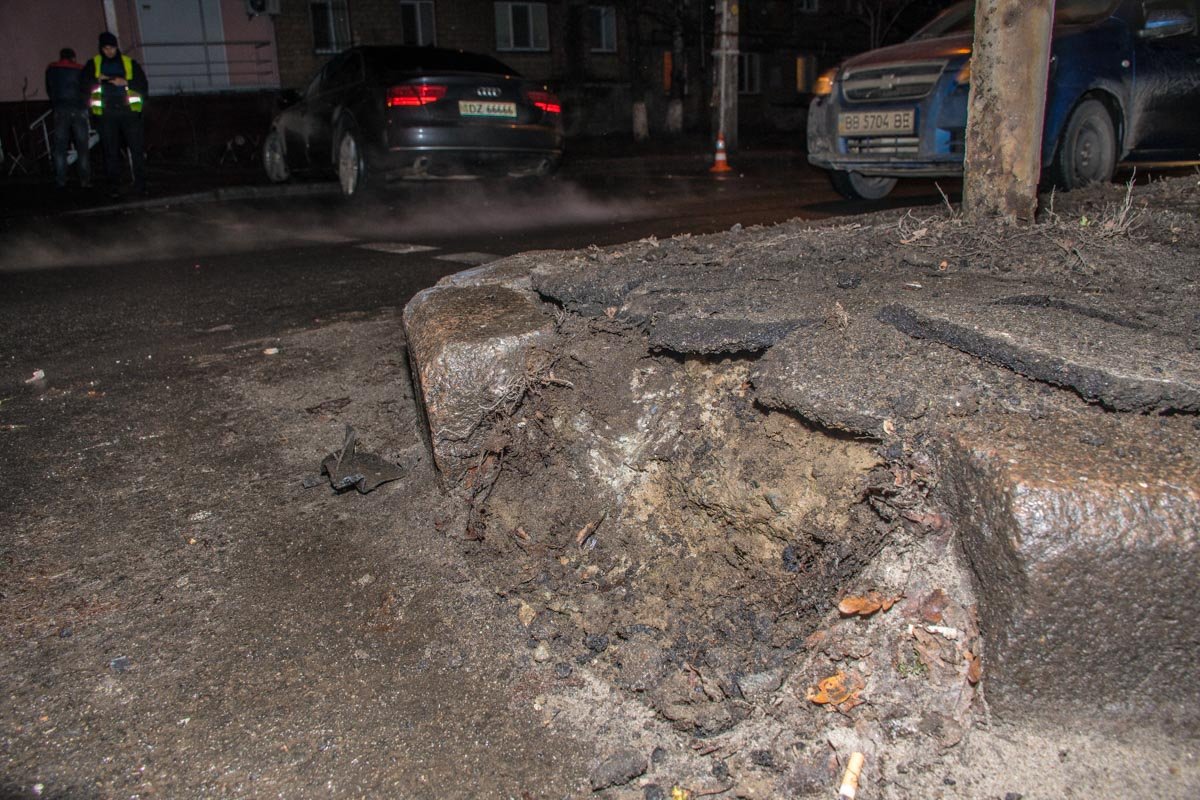 Машина отбила часть бордюра Машина отбила часть бордюра