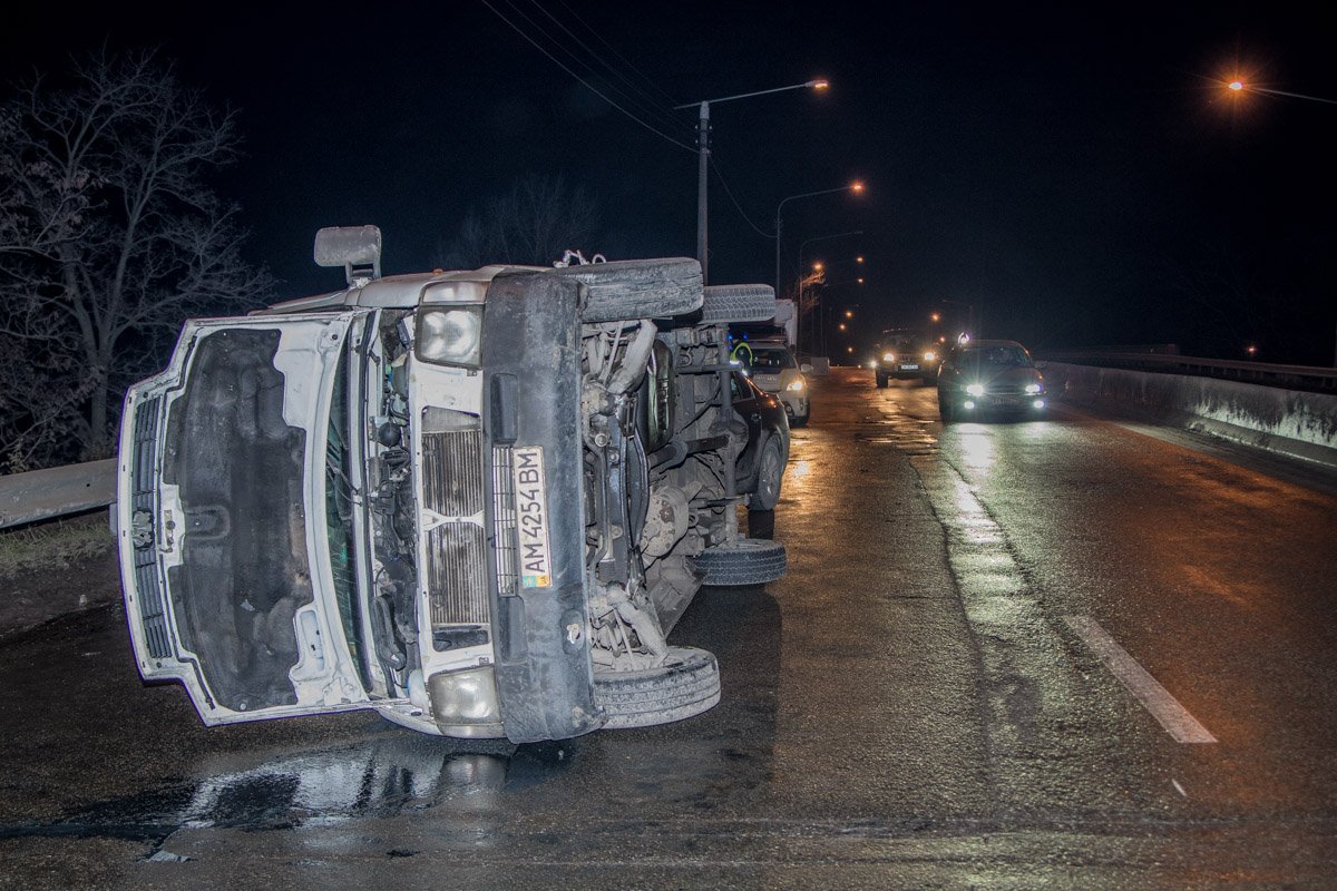 В Киеве на проспекте Палладина три автомобиля влетели в один и тот же отбойник, почти в одинаковое время В Киеве на проспекте Палладина три автомобиля влетели в один и тот же отбойник, почти в одинаковое время