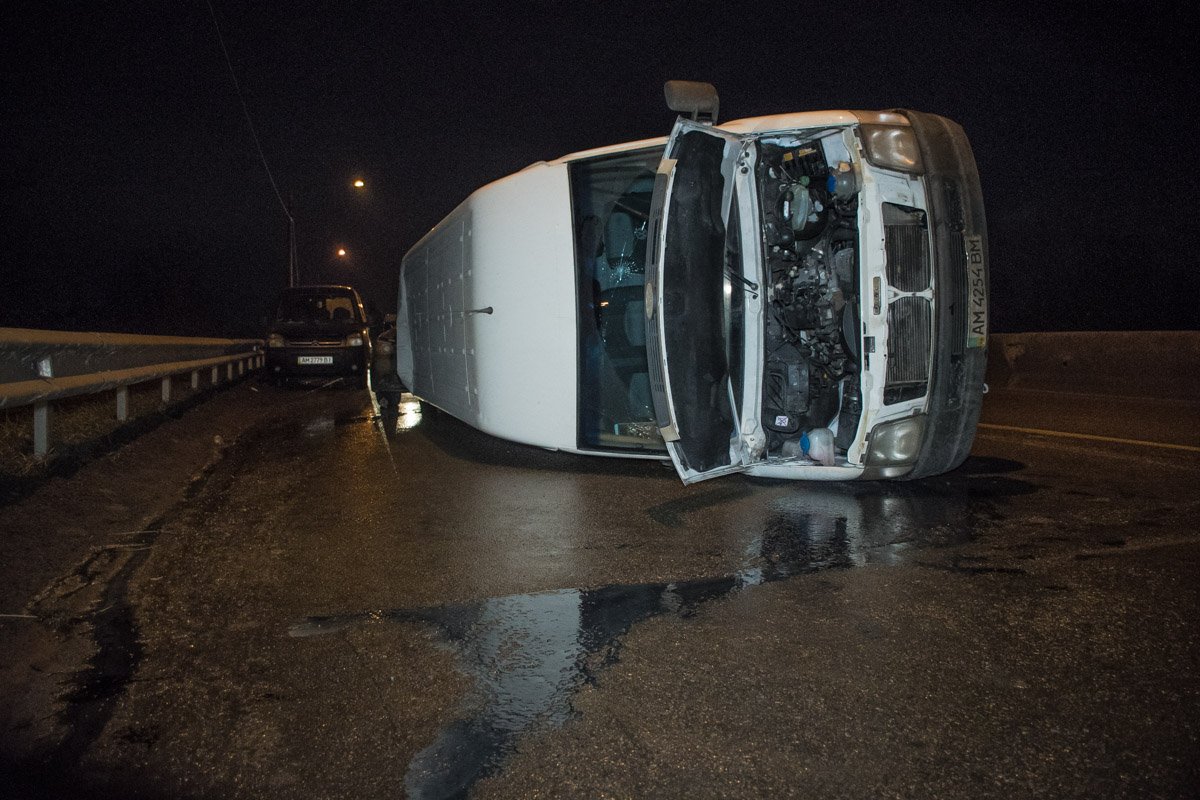 После встречи с "отбойником-невидимкой" автомобиль Volkswagen перевернулся на бок и проехался так 20 метров После встречи с "отбойником-невидимкой" автомобиль Volkswagen перевернулся на бок и проехался так 20 метров