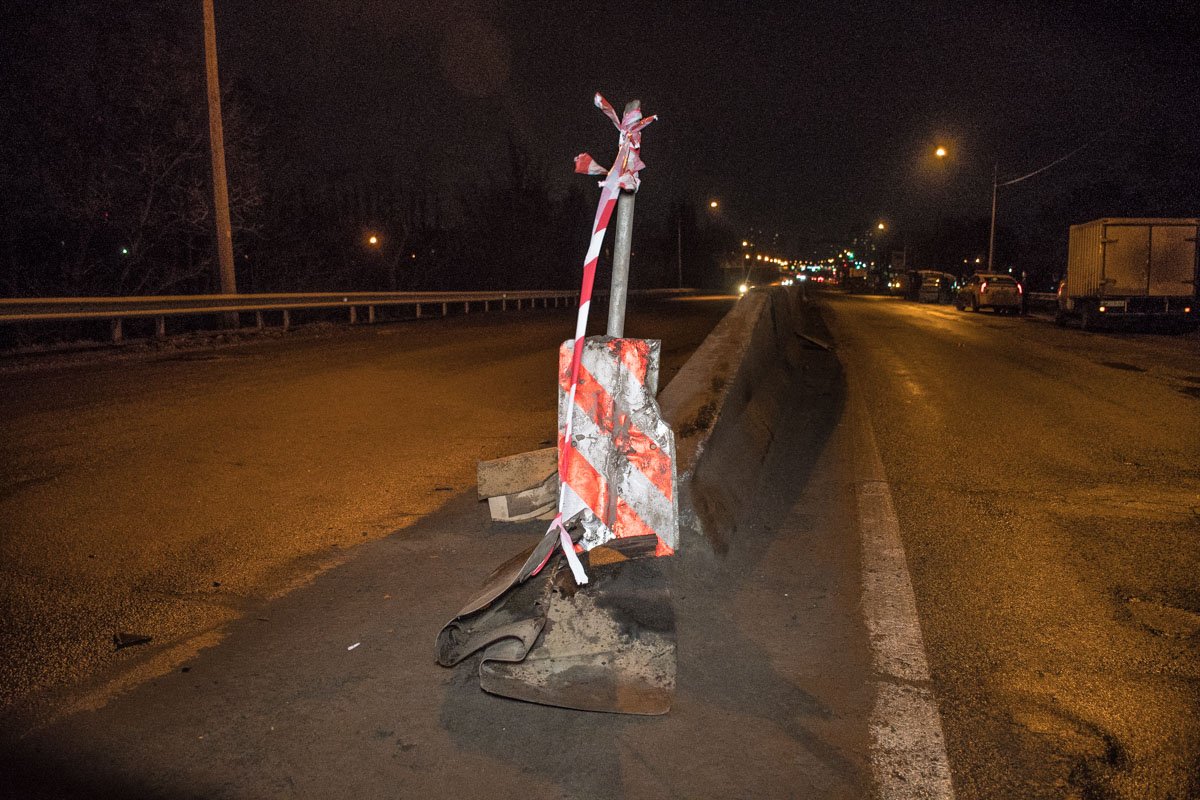 Проклятый отбойник. Патрульный повесил на него светоотражающую ленту Проклятый отбойник. Патрульный повесил на него светоотражающую ленту