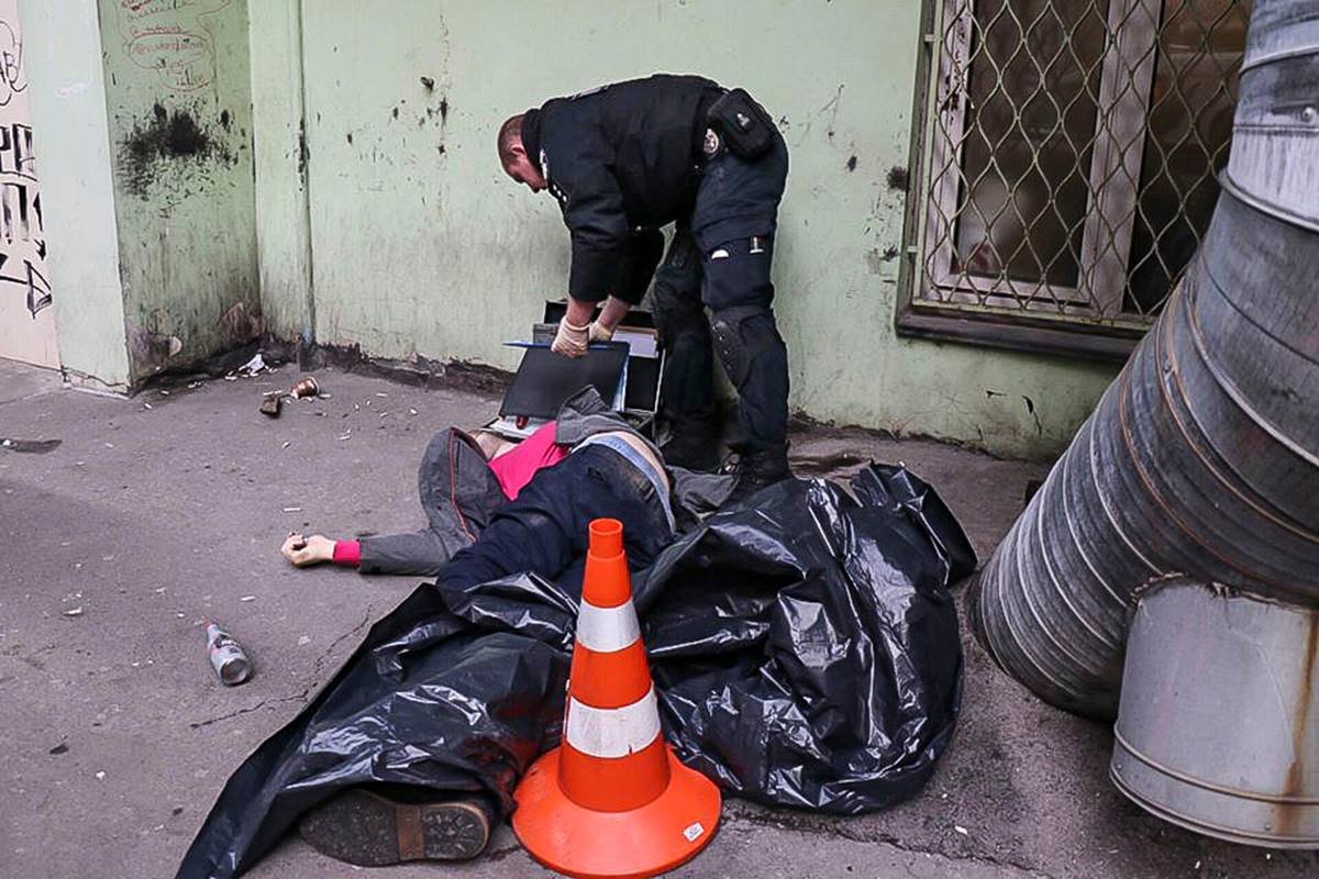 На улице Жилянской обнаружили тело мужчины