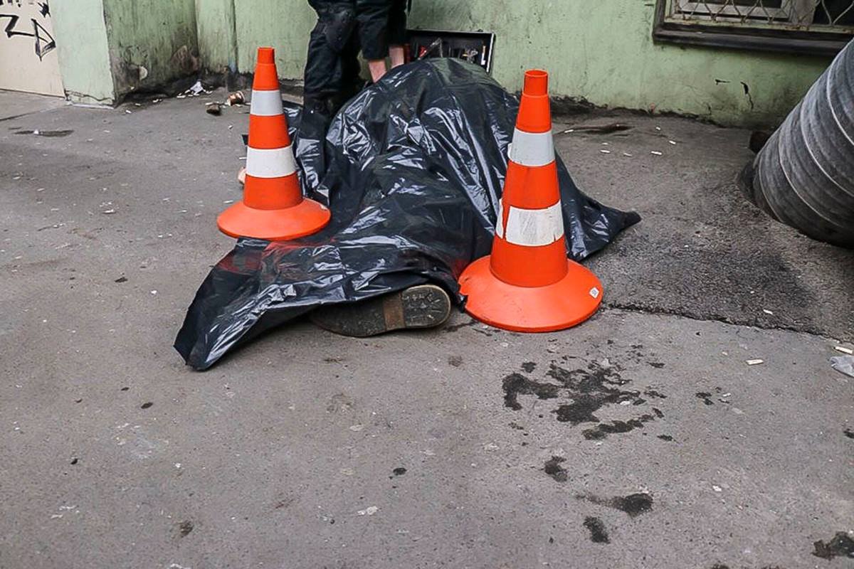 На месте работает следственно-оперативная группа. Эксперты выясняют причины смерти и пока отказываются от комментариев