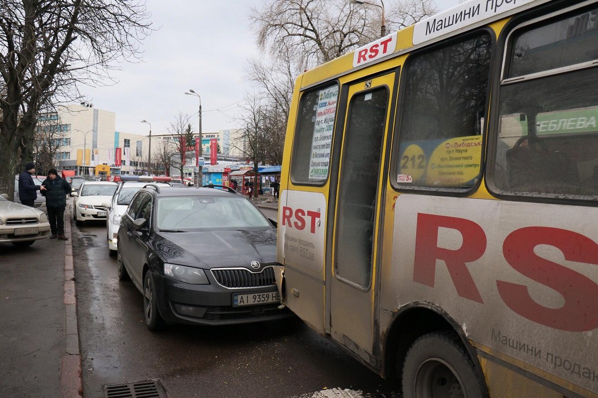 На пересечении улиц Героев Обороны и Голосеевского проспекта легковушка врезалась в маршрутку