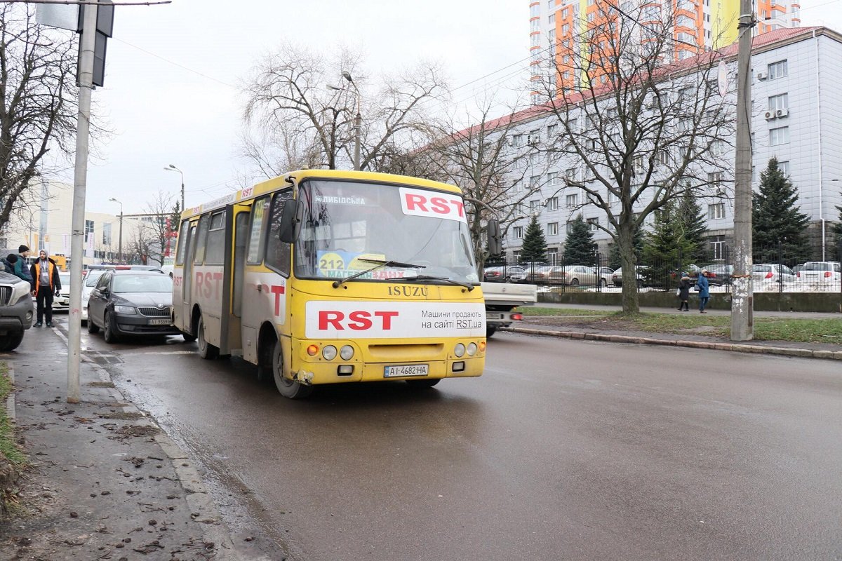 Водитель автомобиля уверяет, что за рулем ему стало плохо, поэтому он и зацепил автобус