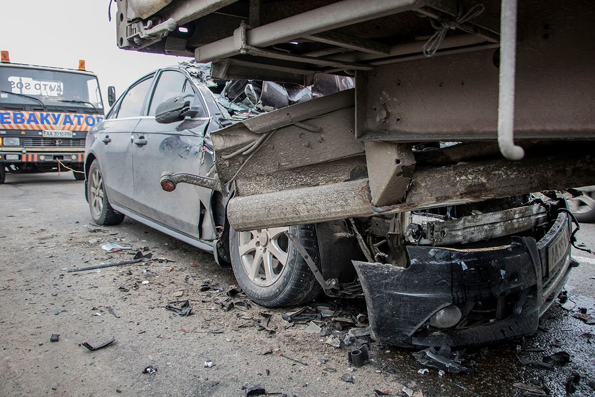 На съезде с Южного моста случилась авария. Audi A4 влетела в прицеп грузовика 