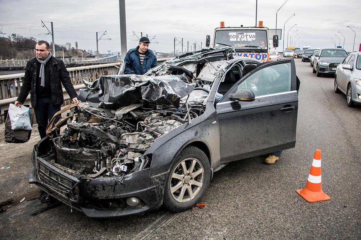 У автомобиля сильно повреждена верхняя часть 