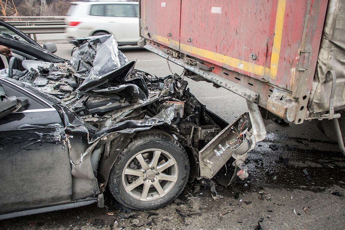Легковушка практически полностью вошла под фуру 