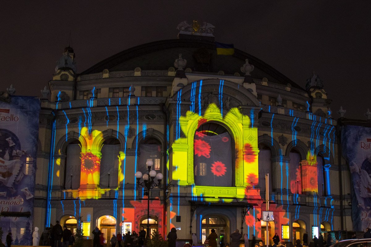 Опера превратилась в цветочное поле