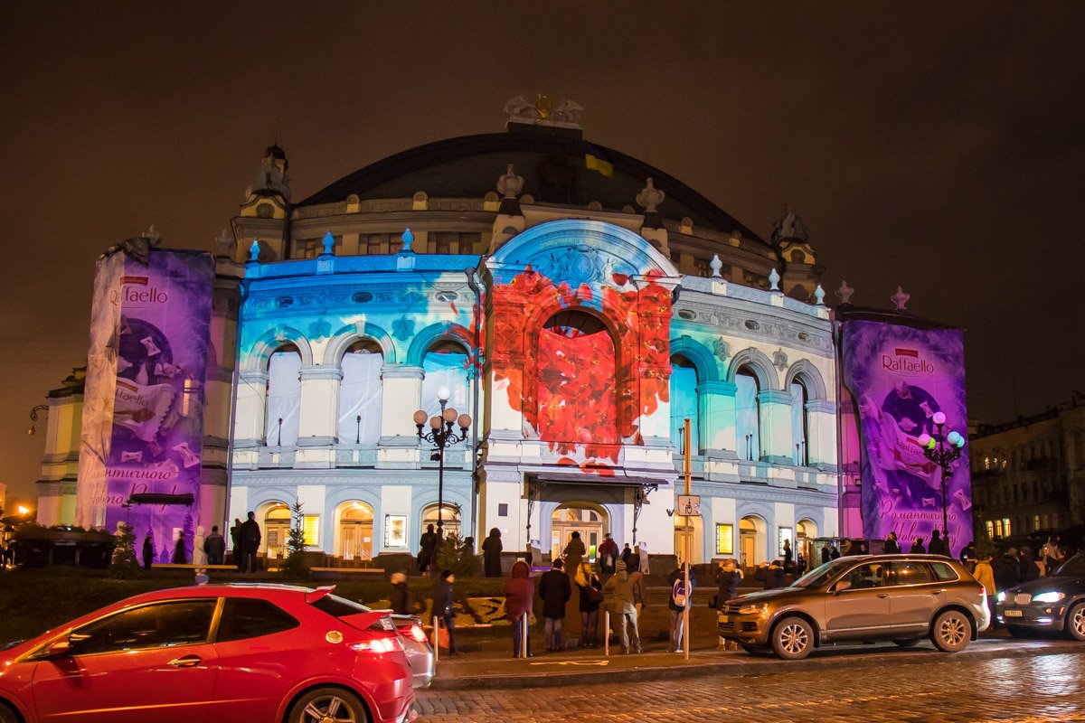 На фасаде возникает красное сердце