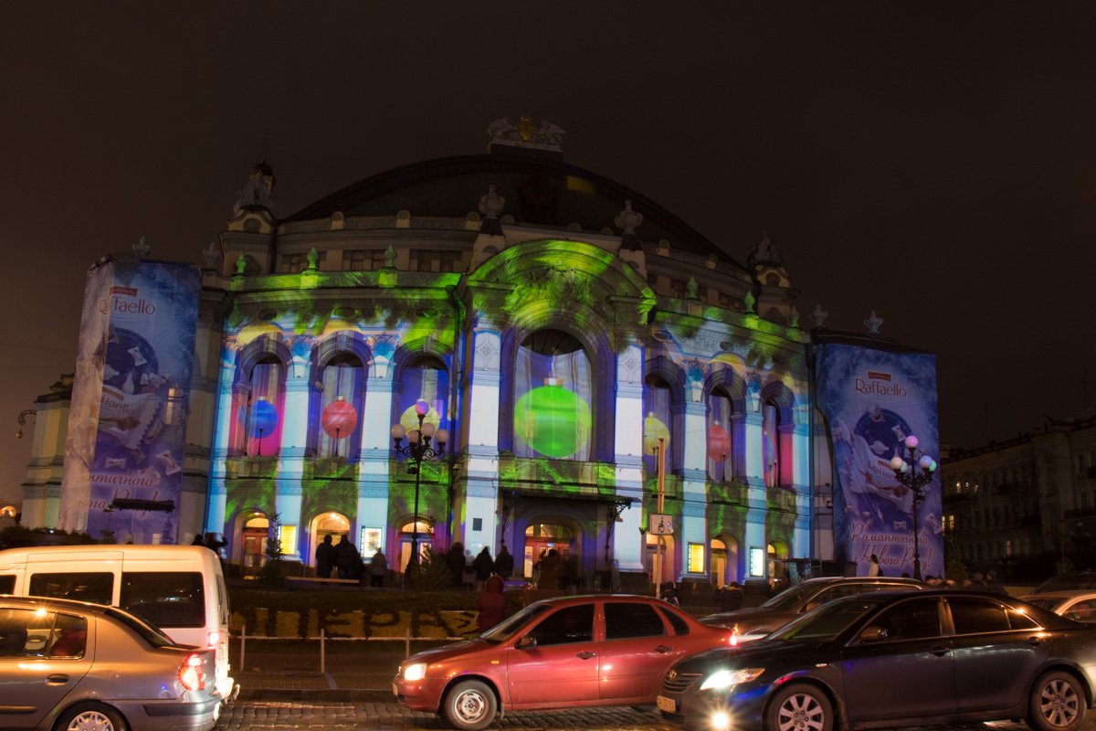 Елочные игрушки сверкают прямо на стенах