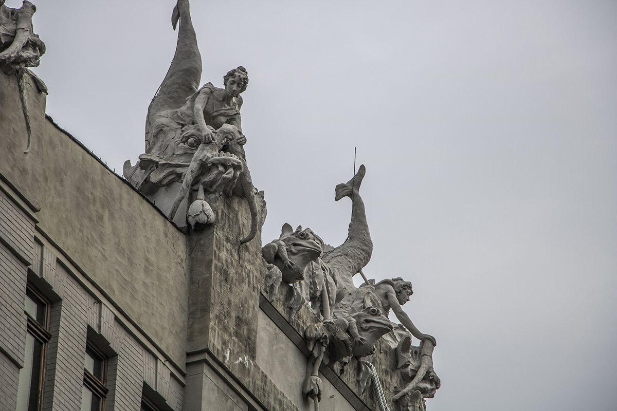 Среди удивительных существ где-то притаился крокодил Среди удивительных существ где-то притаился крокодил