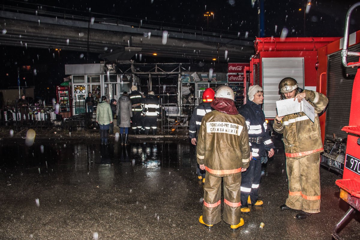 Тушить огонь выехало несколько пожарных машин