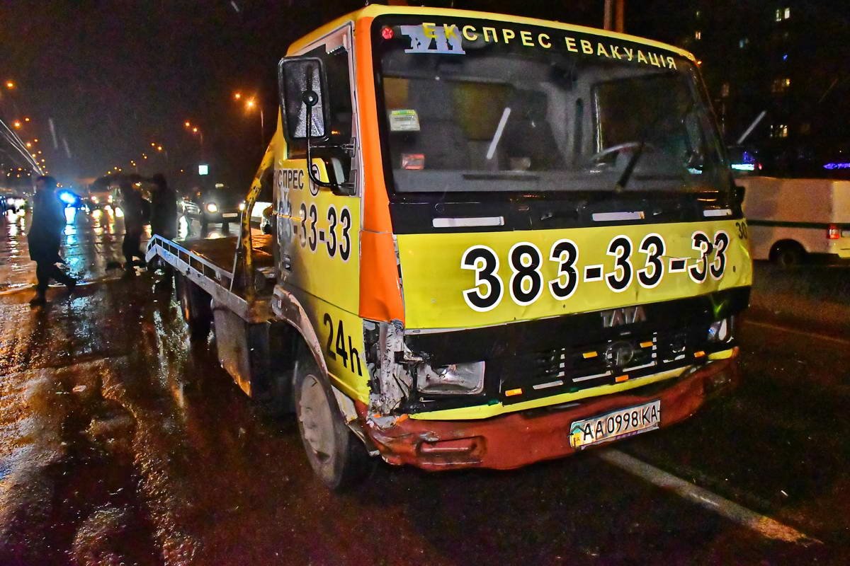 Эвакуатор ехал по улице Академика Палладина на предупреждающий сигнал светофора, но не успел вовремя затормозить