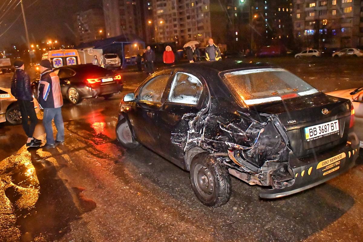 В результате столкновения у ЗАЗ Vida сильно повреждена правая задняя часть бампера