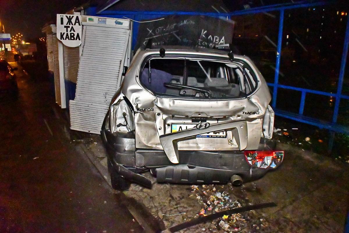 У Hyundai Tucson - разбита передняя часть кузова и выбито заднее стекло