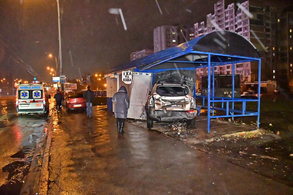 К счастью, в момент столкновения на остановке никого не было