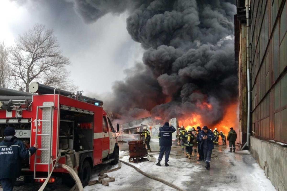 Масштабный пожар в складском помещении для хранения горюче-смазочных материалов