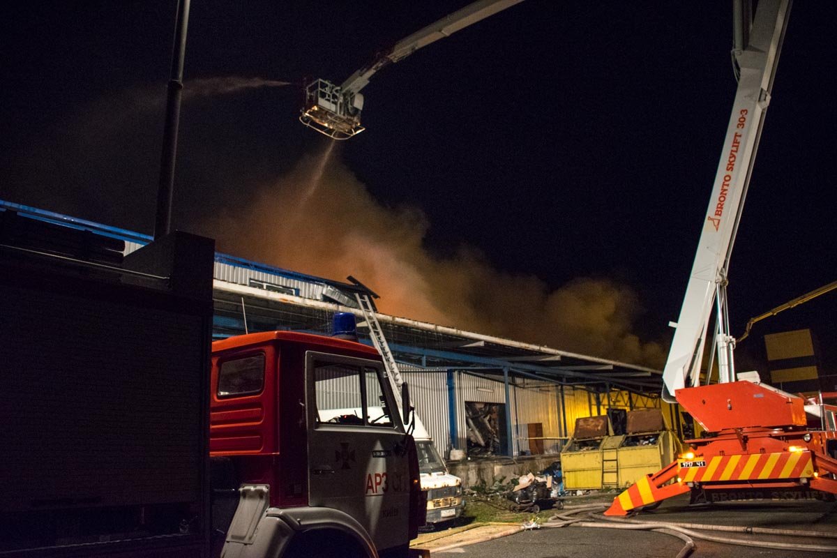 В результате пожара левый берег и центр города затянуло смогом