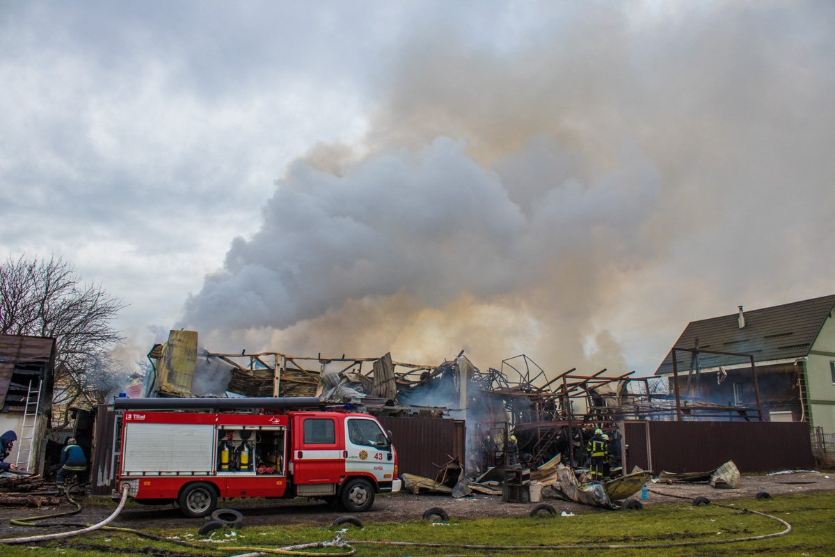 По предварительной информации, в доме на Русановских садах произошел взрыв неизвестного вещества