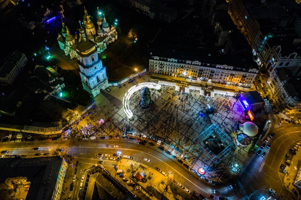 Прочувствовать атмосферу праздника можно, прогулявшись по нарядному центру Киева Прочувствовать атмосферу праздника можно, прогулявшись по нарядному центру Киева