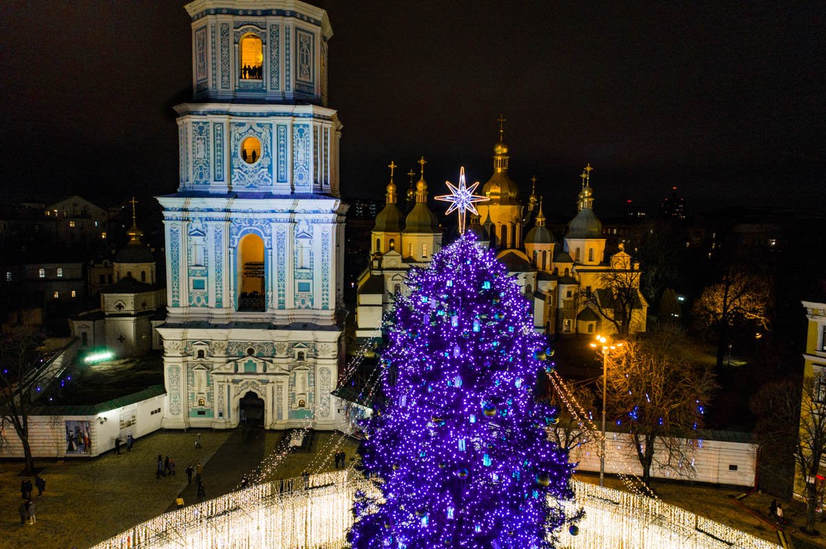 Вместе с магическим деревом ярче сияют глаза жителей Киева и гостей столицы Вместе с магическим деревом ярче сияют глаза жителей Киева и гостей столицы