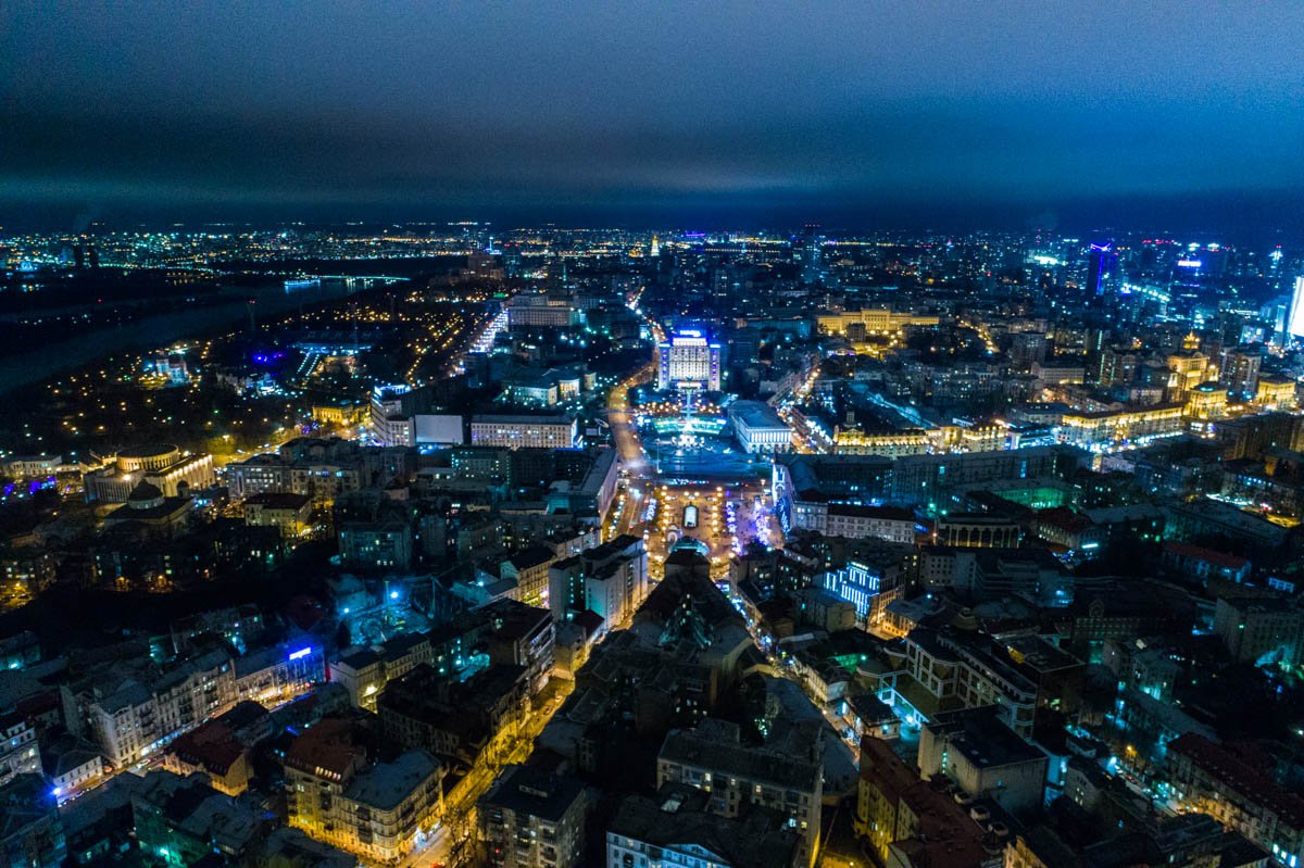 Именно так видят новогодний город птички, не улетевшие зимовать в теплые края Именно так видят новогодний город птички, не улетевшие зимовать в теплые края