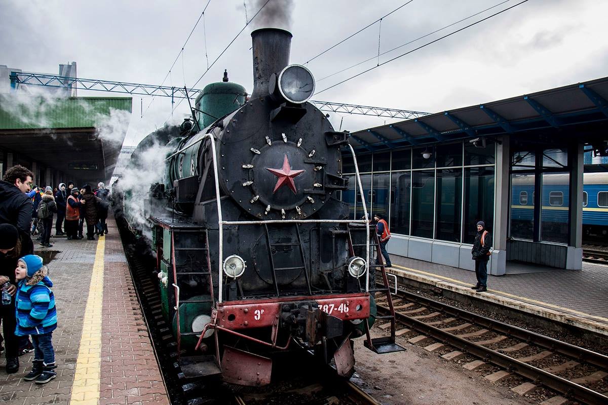 Первый вагон поезда стилизирован под старину