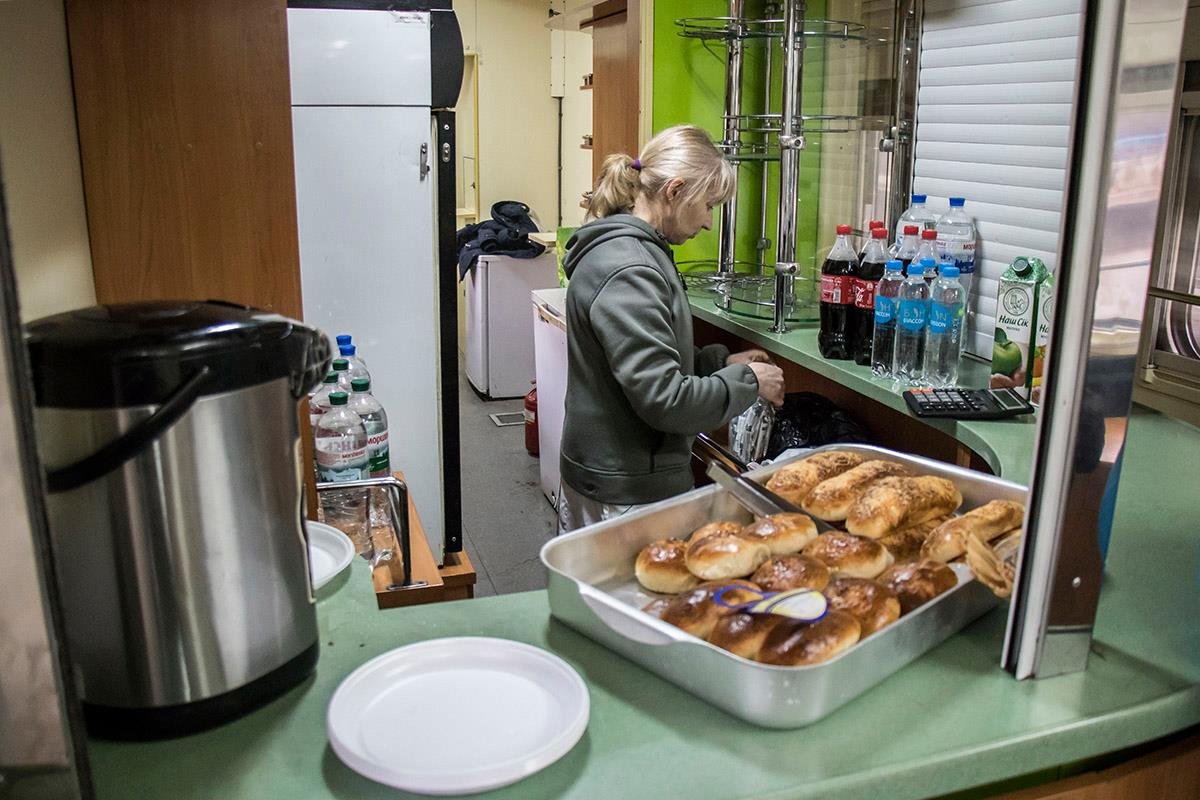 В одном из вагонов продавали недорогие пирожки и напитки