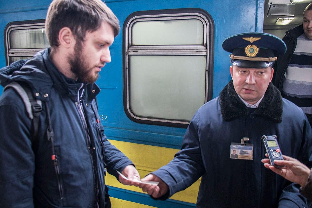 Пассажиры заходят в вагон по билетам