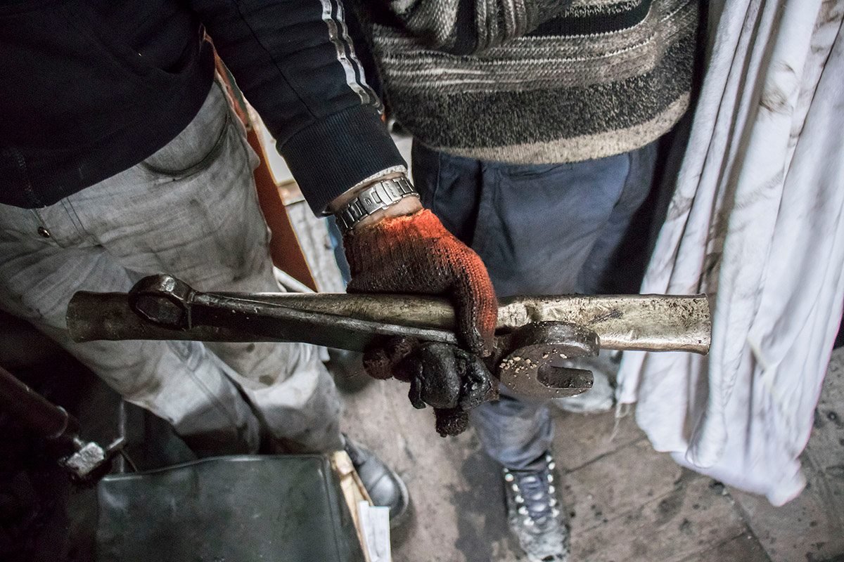 Внутри поезда все время кипела работа