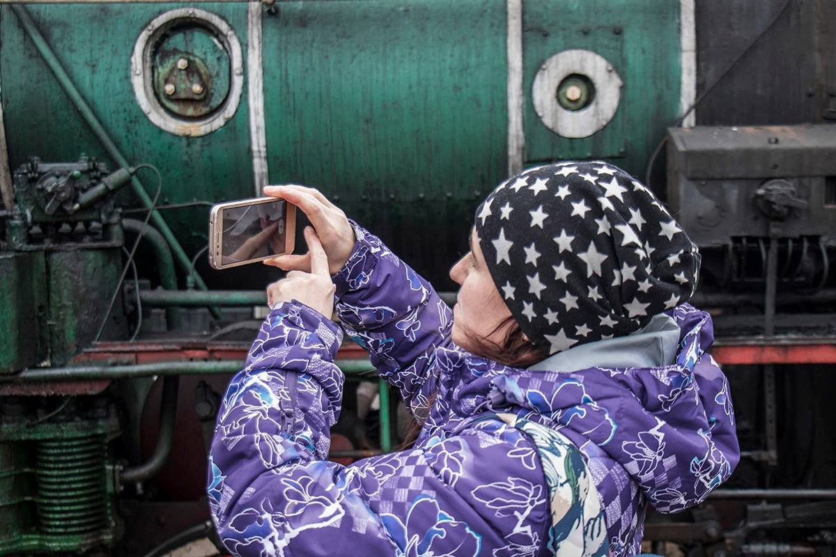 Пассажиры с удовольствием фотографировали необычный поезд