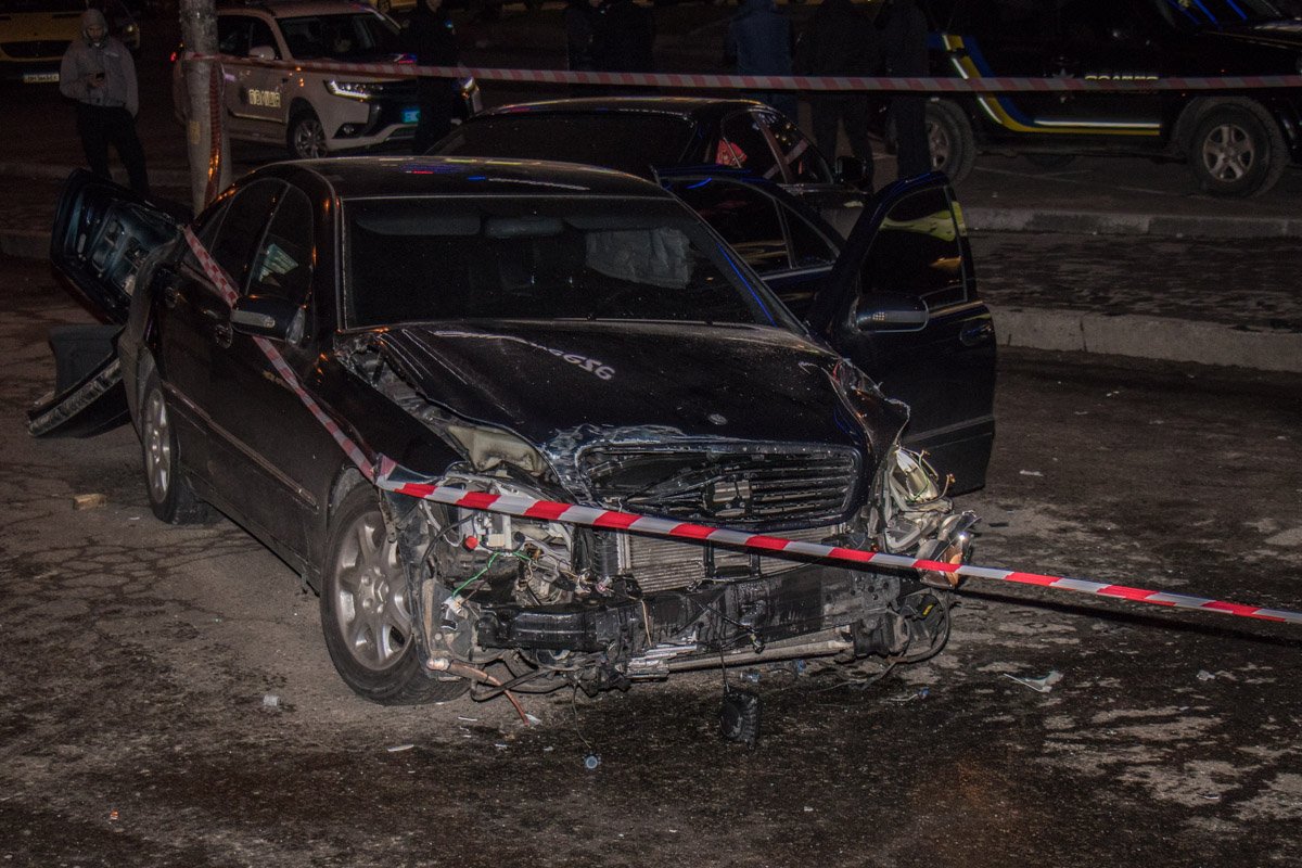 У Mercedes полностью разбита задняя часть кузова, а также большие повреждения передней части бампера У Mercedes полностью разбита задняя часть кузова, а также большие повреждения передней части бампера