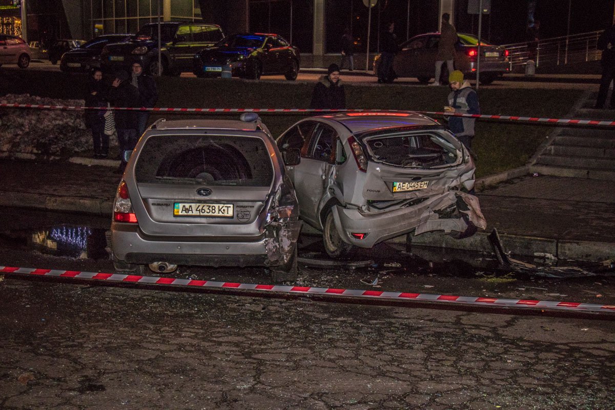 После этого Mercedes развернуло и он врезался в припаркованный рядом Ford - у последнего полностью разбита задняя часть бампера После этого Mercedes развернуло и он врезался в припаркованный рядом Ford - у последнего полностью разбита задняя часть бампера