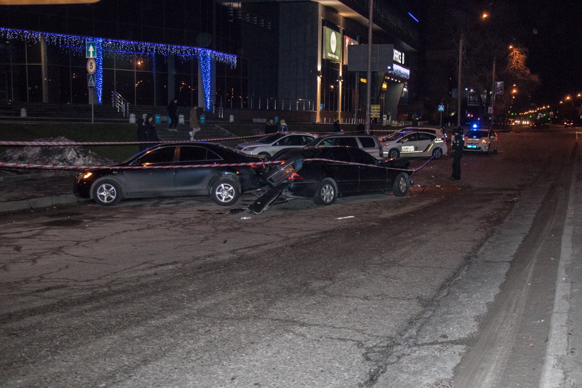 Прибывшая на место ДТП полиция оградила место столкновения лентой Прибывшая на место ДТП полиция оградила место столкновения лентой