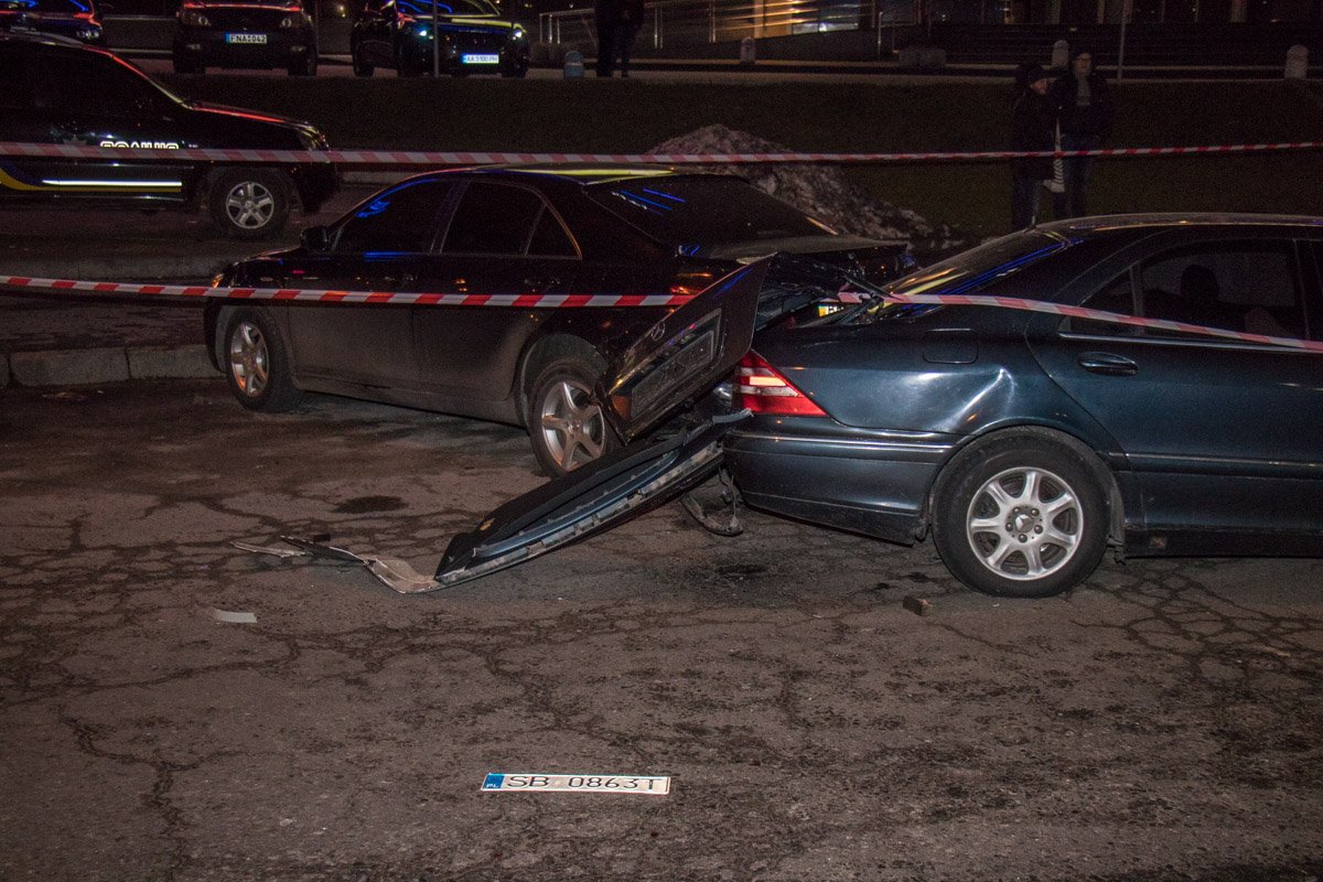 От столкновения у Mercedes даже отбило литовские номера От столкновения у Mercedes даже отбило литовские номера