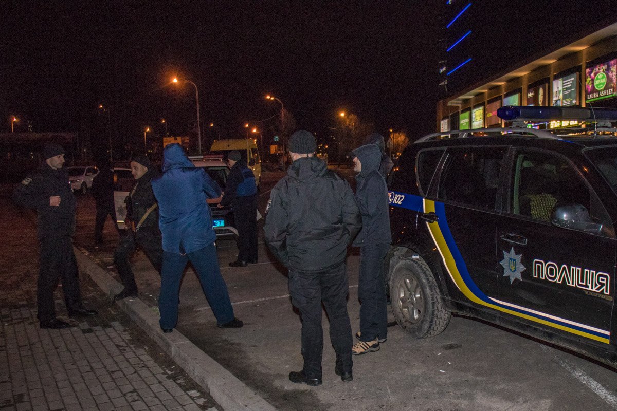 Двое задержанных от камер все время отворачивались Двое задержанных от камер все время отворачивались