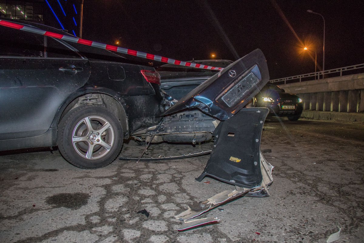 Больше всего в ДТП досталось, конечно, авто Mercedes Больше всего в ДТП досталось, конечно, авто Mercedes
