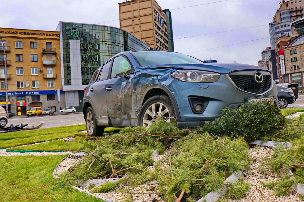 После столкновения Mazda вылетела на клумбу После столкновения Mazda вылетела на клумбу