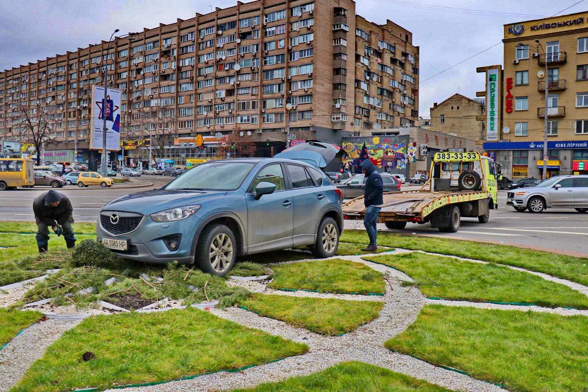 Автомобиль Mazda перед эвакуацией Автомобиль Mazda перед эвакуацией